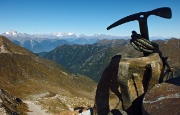 50 Zaino, corda, picozza con vista verso le Alpi Retiche...